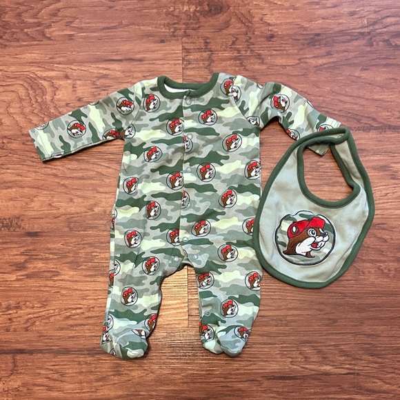 BUC-EE'S Other - Buc-ee’s Camo Longsleeve Onesie With Bib 3 Months